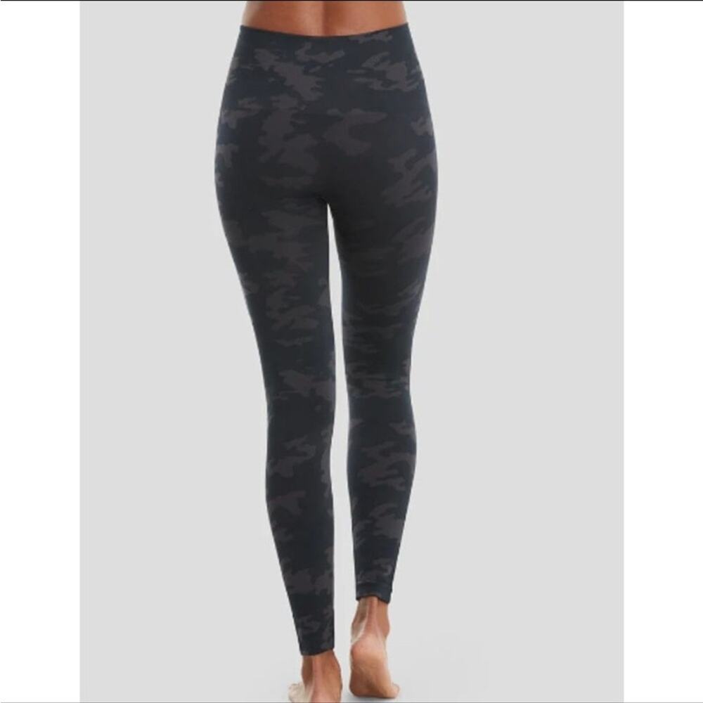 Spanx EcoCare Seamless Black Camo Pull-On Mid Rise Cropped Leggings Sz S